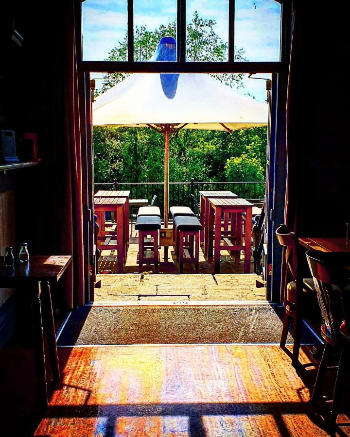 Boat & Horses Inn Oldham Bagian luar foto